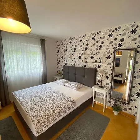 Apartment Lara *
