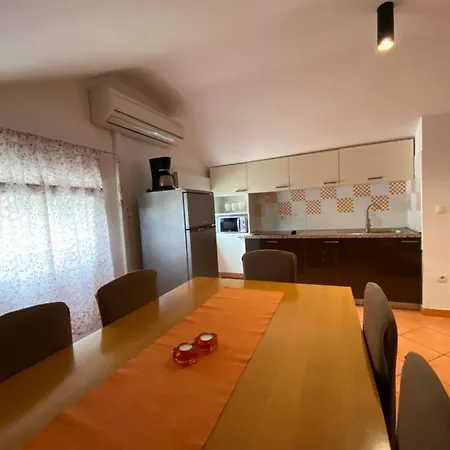 Lara Apartmán *