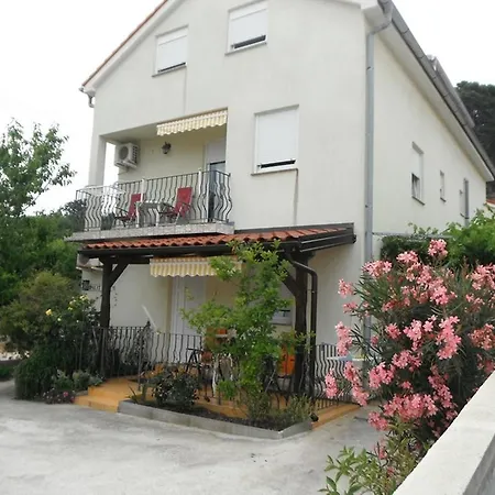 Lara Apartment *